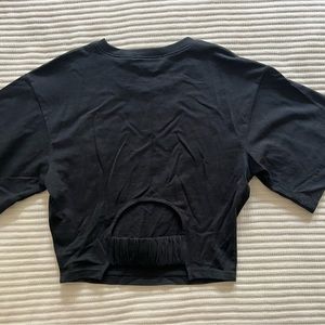 Frame black t shirt cropped keyhole detail in back Small